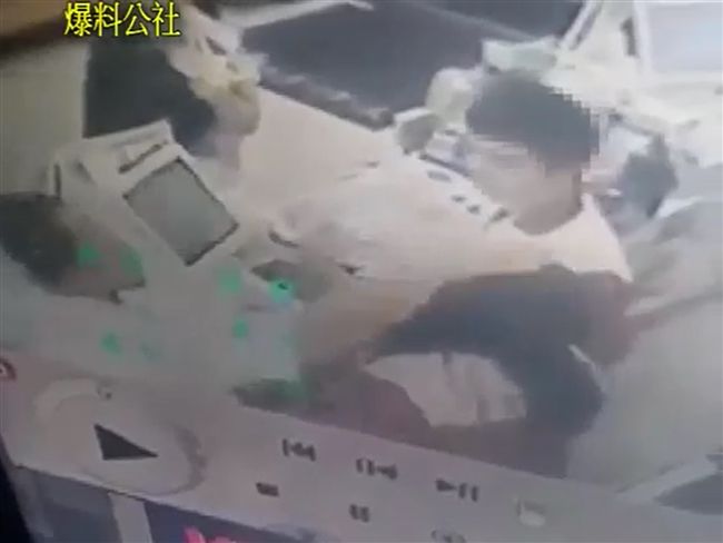 誤認代叫小黃被搭走　醉漢怒摑女店員