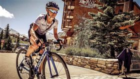 ▲英國艾瑪普莉在洛磯山脈haute_route第五站，成為賽史首位打敗所有男子選手的女將。（圖／720armour運動墨鏡提供）