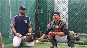 捕手教練John Nester指導選手 。（圖／中信兄弟提供）