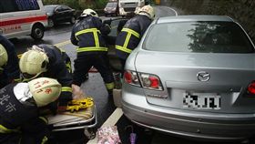 警消人員將受困民眾救出送醫。（圖／翻攝畫面）