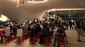 台中國家歌劇院出現上百張紅色塑膠椅，遭學者批評「世界奇觀」。（圖／翻攝陳錦生臉書）