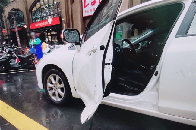 三寶車停不好還亂開車門　釀騎士慘摔