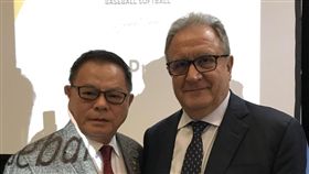WBSC新任會長法卡利(右)與副會長彭誠浩(左)。（圖／棒協提供）