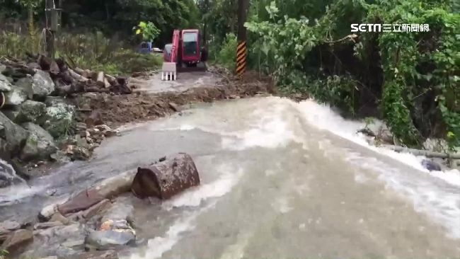 台東崁頂部落潰堤　民宅外沖出瀑布…