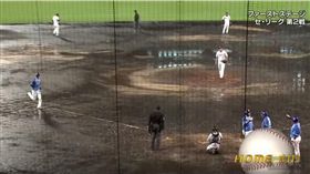 甲子園球場球場狀況差仍照打。（圖／翻攝自推特）