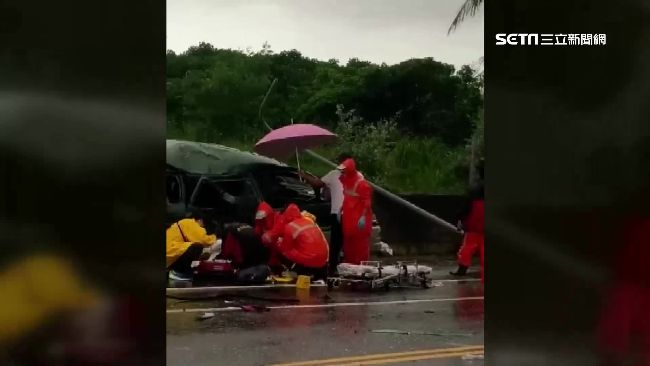 大雨路面積水！轎車打滑失控撞電線桿