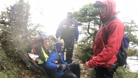 攀登品田山　1女疑失溫不治一行12人的登山團攀登品田山，其中一名45歲梁姓女子13日出現失溫、意識不清的狀況，台中市消防局派員協助，15日搬運患者下山，距離登山口400公尺處，梁女失去生命徵象，急救後不治。（翻攝畫面）中央社記者趙麗妍傳真　106年10月15日