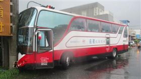  一輛遊覽車疑閃避車輛自撞地標，造成車上7名陸客受傷。（圖／翻攝）