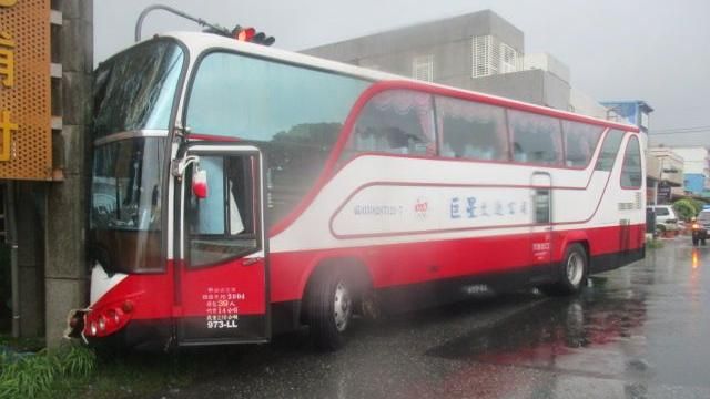 遊覽車閃車撞地標　7名陸客受傷送醫