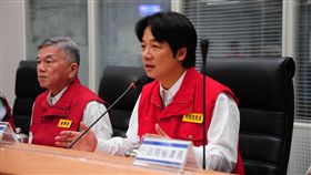 賴清德14日傍晚視察「1011豪雨中央災害應變中心」。（行政院提供）