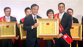 十大傑出青年　陳金鋒獲獎第55屆十大傑出青年當選人15日接受頒獎，棒球選手陳金鋒、羽球選手戴資穎同列「體育技藝類」得主，由兼任評審主任委員的立法院長蘇嘉全（前左）頒獎給陳金鋒（前右）。中央社記者黃國芳攝　106年10月15日