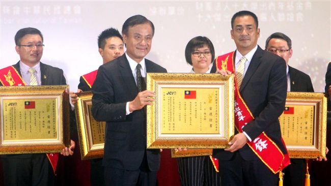 陳金鋒獲頒傑出青年　盼小孩快樂運動