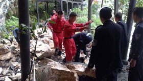 台灣旅行團湖北遇落石 已知3死2傷（2）台灣旅行團15日上午在中國湖北省宜昌市三峽景區遭遇落石，目前已知3人死亡、2人受傷。海基會已經接獲通報，正在協商交通部觀光局等單位聯繫了解中。圖為事故現場。（宜昌市政府提供）中央社 106年10月15日 