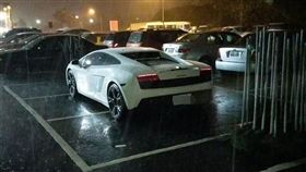 免費停車場見超跑奧客「一車佔3格」 網友解釋原因 (圖/《聯結車 大貨車 大客車 拉拉隊 運輸業 照片影片資訊分享團》)