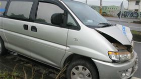 疑闖紅燈撞死女騎士肇逃　警方追緝中63歲洪姓婦人15日騎車行經台中市清水區高美路，遭到一輛闖紅燈的廂型車（圖）撞擊，婦人遭撞擊飛越3個車道，當場不治，肇事的駕駛卻棄車逃逸，警方追查中。（翻攝畫面）中央社記者趙麗妍傳真　106年10月15日