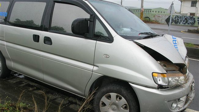 廂型車闖紅燈撞死婦人　駕駛棄車逃逸