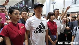 陳偉殷回台球迷踴躍接機。（圖／記者王怡翔攝）