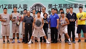 ▲富邦人壽副總經理劉炳華與冠軍隊伍合影。（圖／大專體總提供）