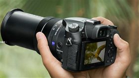 不論遠近、全方位應戰　SonyRX10 IV閃電上市