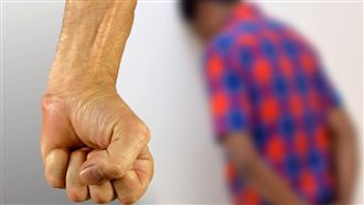 男童家門前玩耍　竟遭鄰狂踹猛毆