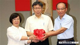 蘇麗瓊卸任，張哲揚接任秘書長，柯文哲主持交接典禮　北市府提供