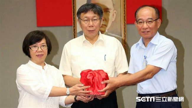 蘇麗瓊交接！與柯僅握手互動冷