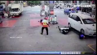 進加油站竟沒減速！轎車爆衝撞騎士