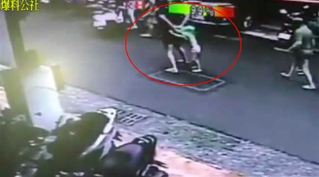 暴怒哥當街毆打4歲鄰童　到案卻說⋯