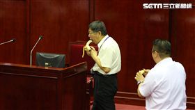 柯文哲專案報告吃香蕉　
