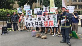 16:9
消防員抗議　訴求捕蜂抓蛇回歸農政單位消防員工作權益促進會22日到行政院抗議並表達3點訴求，包含要求農委會提高年度補助金額、消防署承諾自明年起地方消防單位不需再負責捕蜂、抓蛇勤務。中央社記者侯姿瑩攝　106年8月22日