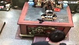 陳男在垃圾桶撿到玩具槍，並在宮廟拜拜擲筊時，將槍直接擺在桌上，離去前還對空鳴2槍，警方循線展開調查，並在陳男再次前來拜拜，當場將人逮捕並帶回訊問（翻攝畫面）