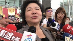 駁斥選新北傳言  陳菊：助黨選擇優質年輕人高雄市長陳菊（前）16日駁斥媒體「轉戰新北市長」的報導。她說，會完成高雄市長的任期，同時協助黨選擇優質、正派的年輕人繼續走民主、自由的路。中央社記者王淑芬攝  106年10月16日