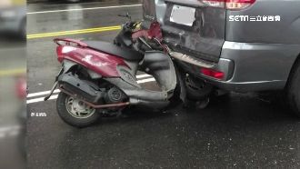 等紅燈也被撞　機車沒煞車直撞汽車尾