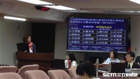 綠委林靜儀在衛環委員會質疑育兒百寶相是浪費公帑,記者李英婷攝