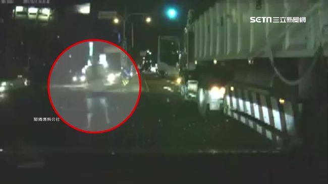 不滿被擋路　卡車駕駛下車亮開山刀