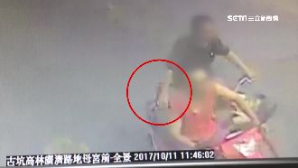 單車男為省力手攀機車　自撞重摔腦死