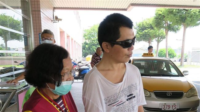被板擦砸中眼　他用水清洗結果失明