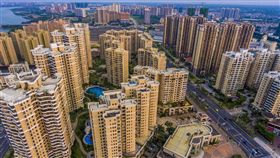 熱錢氾濫　陸5年來房市嚴重分化中國大陸過去5年熱錢氾濫，直接影響之一是房市嚴重分化。一、二線城市房價瘋漲；三、四線城市住宅乏人問津，庫存壓力沉重。圖為海南省海口市瓊山區濱江新城。（中新社資料照片）中央社　106年10月6日