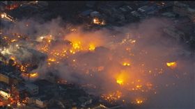 日本新潟縣糸魚川市今上午10點半傳出商店街大火，火勢持續超過10小時才被控制。（圖擷自推特）