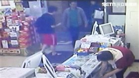 陳男與朋友一同出遊，返家時因手機沒電，竟走進保安路的超商內，伺機偷走1只行動電源，警方獲報循線追查，迅速將他逮捕到案，訊後依竊盜罪移送法辦（翻攝畫面）