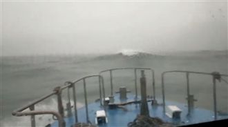 大浪撞船翻90度！海巡怨：人命誰賠