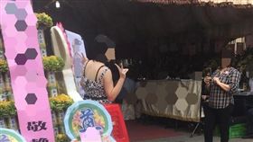 有人在靈堂外拍照，甚至還開心比「YA」（圖／翻攝自爆廢公社）