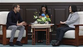 蔡英文總統接見國際知名自行車選手卡德‧伊文斯（Cadel Evans）。（總統府提供）