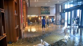 土石流襲台東飯店　大廳成黃泥池（1）超過30小時暴雨，台東多處傳出淹水災情。知本溫泉富野溫泉休閒會館14日中午遭土石流襲擊，大廳變成黃泥池，所幸民眾安全無虞。中央社記者盧太城台東攝　106年10月14日