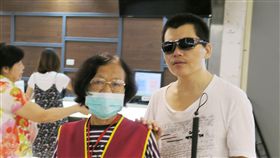 粉筆灰入眼　男雙眼沖水釀失明男子施金順（右）失明25年，他16日到衛生福利部彰化醫院回診，談起失明原因，他說，當時遭同學丟板擦擊中雙眼，搓揉又沖水，生石灰遇水釋出熱量，造成眼球及角膜燒傷，雙眼全盲。（彰化醫院提供）中央社記者蕭博陽傳真　106年10月16日