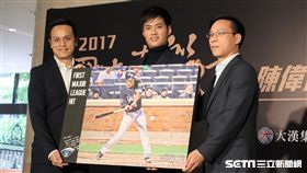 經紀公司送給陳偉殷首安紀念海報。（圖／記者王怡翔攝）