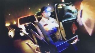 女子車內吞安眠藥　警破窗救了她一命