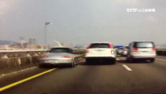 保時捷失控鑽車縫　狂撞4車賠慘了