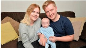 英格蘭南約克郡一名19歲惠特頓（Connie Whitton），直到生產前4小時才得知自己懷孕（圖／翻攝自鏡報）