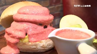 牛肉堡拚海陸味　粉紅明太子醬大噴發